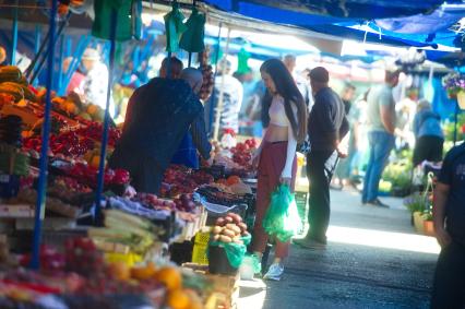 Екатеринбург. Девушка покупает фрукты, овощи и зелень на рынке