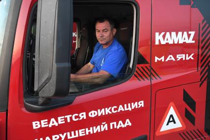 Москва. Беспилотные грузовые автомобили `Камаз` прибыли в город по трассе М-11 из Санкт-Петербурга в рамках проекта `Беспилотные логистические коридоры`. Водитель в кабине.