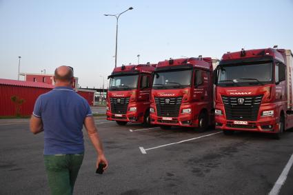 Москва. Беспилотные грузовые автомобили `Камаз` прибыли в город по трассе М-11 из Санкт-Петербурга в рамках проекта `Беспилотные логистические коридоры`.