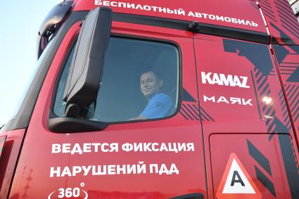 Москва. Беспилотные грузовые автомобили `Камаз` прибыли в город по трассе М-11 из Санкт-Петербурга в рамках проекта `Беспилотные логистические коридоры`. Водитель в кабине.