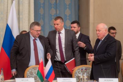 Москва. Вице-премьер РФ Алексей Оверчук, чрезвычайный и полномочный посол Белоруссии в РФ Дмитрий Крутой и государственный секретарь Союзного государства России и Белоруссии Дмитрий Мезенцев (слева направо) на заседании Группы высокого уровня Совета Министров Союзного государства.