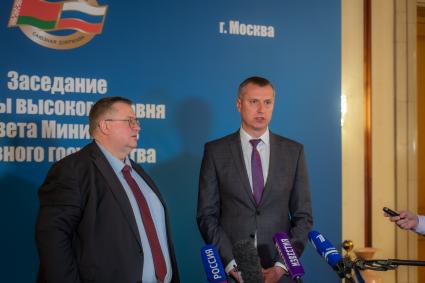 Москва. Вице-премьер РФ Алексей Оверчук и чрезвычайный и полномочный посол Белоруссии в РФ Дмитрий Крутой (слева направо) на заседании Группы высокого уровня Совета Министров Союзного государства.