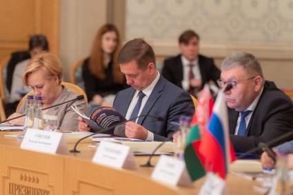 Москва. Заместитель Руководителя
Россельхознадзора Константин Савенков (в центре) и заместитель руководителя Росгидромета Соколов Владимир (справа) на заседании Группы высокого уровня Совета Министров Союзного государства.