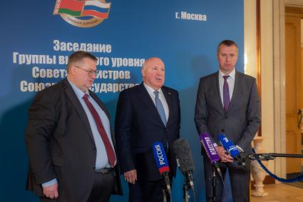 Москва. Вице-премьер РФ Алексей Оверчук, государственный секретарь Союзного государства России и Белоруссии Дмитрий Мезенцев и чрезвычайный и полномочный посол Белоруссии в РФ Дмитрий Крутой (слева направо) на заседании Группы высокого уровня Совета Министров Союзного государства.