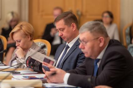 Москва. Заместитель Руководителя
Россельхознадзора Константин Савенков (в центре) и заместитель руководителя Росгидромета Соколов Владимир (справа) на заседании Группы высокого уровня Совета Министров Союзного государства.