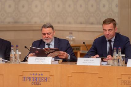 Москва. Помощник премьер-министра РФ Игорь Артемьев и заместитель министра промышленности и торговли РФ Виктор Евтухов (слева направо) на заседании Группы высокого уровня Совета Министров Союзного государства.