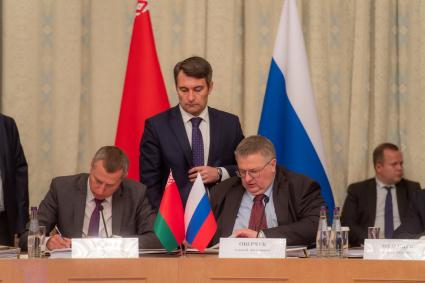 Москва. Чрезвычайный и полномочный посол Белоруссии в РФ Дмитрий Крутой и вице-премьер РФ Алексей Оверчук (на первом плане слева направо) на заседании Группы высокого уровня Совета Министров Союзного государства.