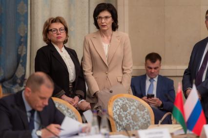 Москва. Заместитель председателя Парламентского Собрания, заместитель председателя Совета Республики Национального собрания РБ Марианна Щёткина и первый заместитель министра здравоохранения Беларуси Елена Кроткова (слева направо) на заседании Группы высокого уровня Совета Министров Союзного государства.