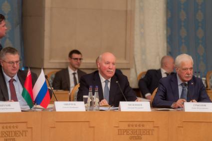 Москва. Вице-премьер РФ Алексей Оверчук, государственный секретарь Союзного государства России и Белоруссии Дмитрий Мезенцев и посол РФ в Беларуси Борис Грызлов (слева направо) на заседании Группы высокого уровня Совета Министров Союзного государства.