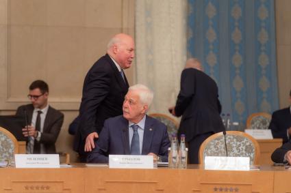 Москва. Государственный секретарь Союзного государства России и Белоруссии Дмитрий Мезенцев и посол РФ в Беларуси Борис Грызлов (на первом плане слева направо) на заседании Группы высокого уровня Совета Министров Союзного государства.