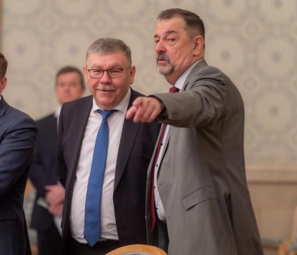 Москва. Заместитель руководителя Росгидромета Соколов Владимир (в центре) и заместитель государственного секретаря Союзного государства Виктор Сиренко (справа) на заседании Группы высокого уровня Совета Министров Союзного государства.