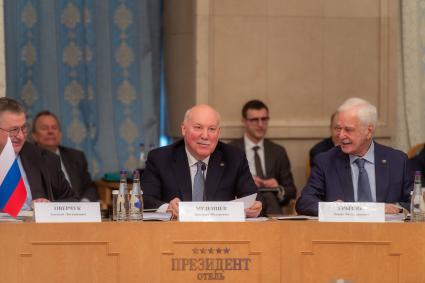 Москва. Вице-премьер РФ Алексей Оверчук, государственный секретарь Союзного государства России и Белоруссии Дмитрий Мезенцев и посол РФ в Беларуси Борис Грызлов (слева направо) на заседании Группы высокого уровня Совета Министров Союзного государства.