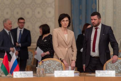 Москва. Первый заместитель министра здравоохранения Беларуси Елена Кроткова и первый заместитель министра связи и информатизации Республики Беларусь Павел Ткач (справа) на заседании Группы высокого уровня Совета Министров Союзного государства.