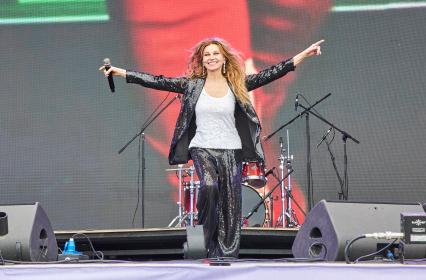 Пермь. Участница группы Reflex Ирина Нельсон выступает на праздничном концерте в честь 300-летия города.