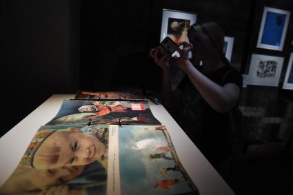 Москва. Посетительница на выставке `Чайка`, в Белокаменном подклете Старого Английского двора. Выставка, приурочена ко дню 60-летия полета первой женщины-космонавта, Валентины Терешковой.