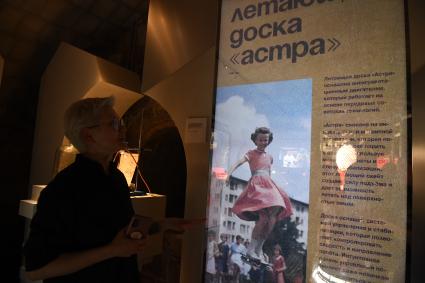 Москва. Начальник управления научно-просветительских проектов парка `Зарядье` Елена Войцеховская на выставке `Чайка`, в Белокаменном подклете Старого Английского двора. Выставка, приурочена ко дню 60-летия полета первой женщины-космонавта, Валентины Терешковой.
