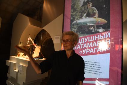Москва. Начальник управления научно-просветительских проектов парка `Зарядье` Елена Войцеховская на выставке `Чайка`, в Белокаменном подклете Старого Английского двора. Выставка, приурочена ко дню 60-летия полета первой женщины-космонавта, Валентины Терешковой.