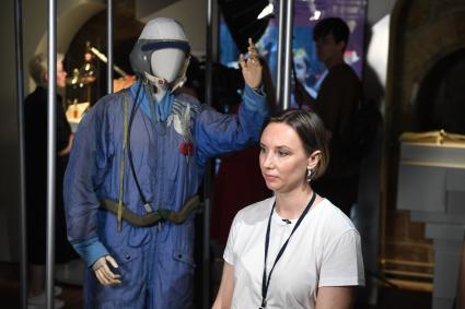 Москва. Куратор выставки Анастасия Жукова у экспоната `Вентилируемый костюм космонавта В.В.Терешковой`, представленный на выставке `Чайка`, в парке `Зарядье`. Выставка, приурочена ко дню 60-летия полета первой женщины-космонавта, Валентины Терешковой.