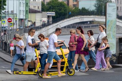 Москва. Прохожие на улице.