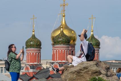 Москва. Посетители фотографируются в парке Зарядье.