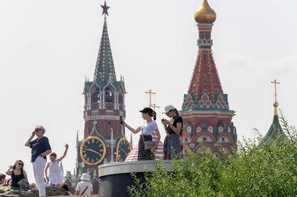 Москва. Девочки фотографируются в парке Зарядье.