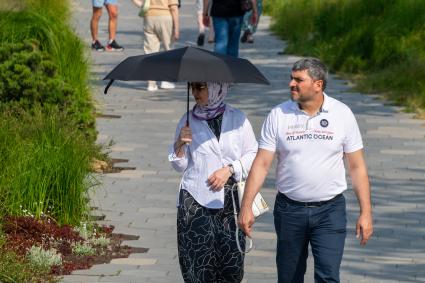 Москва. Прохожие на улице во время жары.