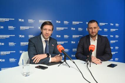 Санкт-Петербург. Сенатор от Амурской области Артём Шейкин (слева) и ведущий радио `Комсомольская правда`(КП) Антон Челышев в Открытой студии ИД КП в первый день работы Петербургского международного экономического форума (ПМЭФ 2023).