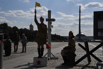 Москва.  Девушка в форме регулировщицы времен Великой Отечественной Войны на Поклонной горе.
