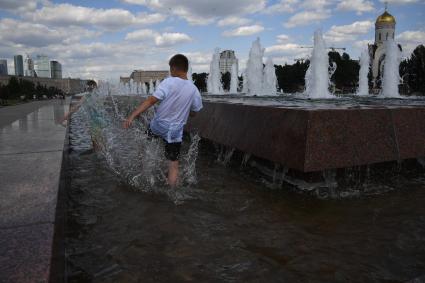 Москва.  Мальчики играют в фонтане  на Поклонной горе.
