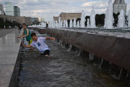 Москва.  Мальчики играют в фонтане  на Поклонной горе.