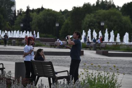 Москва. Посетители у фонтана на Поклонной горе.