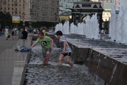 Москва.  Мальчики играют в фонтане  на Поклонной горе.