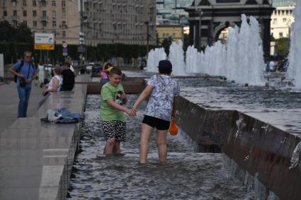 Москва.  Мальчики играют в фонтане  на Поклонной горе.