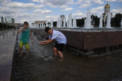 Москва.  Мальчики играют в фонтане  на Поклонной горе.