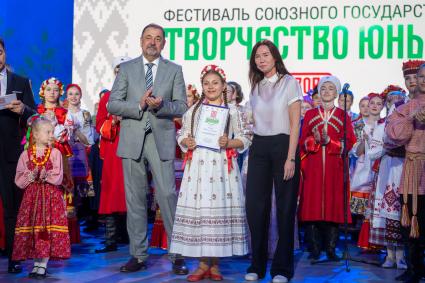 Москва. Заместитель государственного секретаря Союзного государства Виктор Сиренко на гала-концерте фестиваля Союзного государства `Творчество юных` в Зале Полководцев Музея Победы на Поклонной горе.