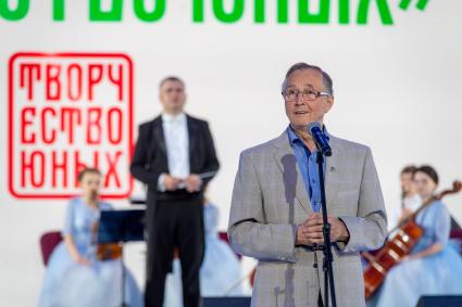 Москва. Первый заместитель председателя комитета Государственной Думы РФ по развитию гражданского общества, вопросам общественных и религиозных объединений Николай Бурляев на гала-концерте фестиваля Союзного государства `Творчество юных` в Зале Полководцев Музея Победы на Поклонной горе.