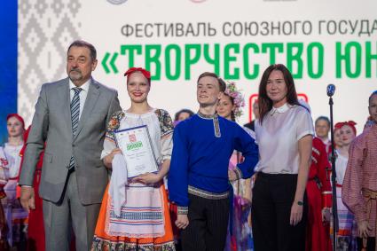 Москва. Заместитель государственного секретаря Союзного государства Виктор Сиренко (слева) на гала-концерте фестиваля Союзного государства `Творчество юных` в Зале Полководцев Музея Победы на Поклонной горе.