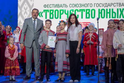 Москва. Заместитель государственного секретаря Союзного государства Виктор Сиренко (второй слева) на гала-концерте фестиваля Союзного государства `Творчество юных` в Зале Полководцев Музея Победы на Поклонной горе.
