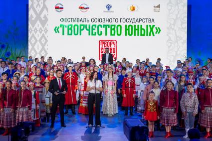 Москва. Гала-концерт фестиваля Союзного государства `Творчество юных` в Зале Полководцев Музея Победы на Поклонной горе.
