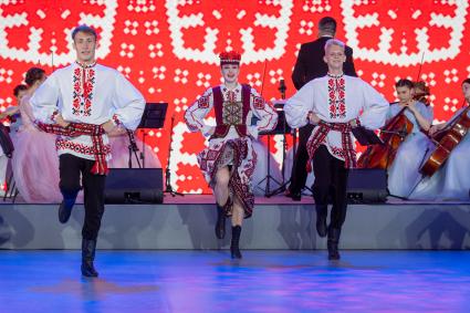 Москва. Гала-концерт фестиваля Союзного государства `Творчество юных` в Зале Полководцев Музея Победы на Поклонной горе.