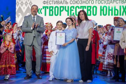 Москва. Заместитель государственного секретаря Союзного государства Виктор Сиренко на гала-концерте фестиваля Союзного государства `Творчество юных` в Зале Полководцев Музея Победы на Поклонной горе.