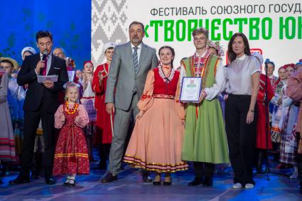 Москва. Певец Руслан Алехно (слева) и заместитель государственного секретаря Союзного государства Виктор Сиренко (в центре) на гала-концерте фестиваля Союзного государства `Творчество юных` в Зале Полководцев Музея Победы на Поклонной горе.