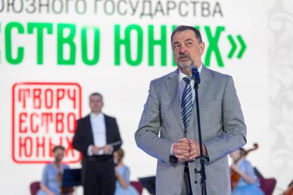 Москва. Заместитель государственного секретаря Союзного государства Виктор Сиренко на гала-концерте фестиваля Союзного государства `Творчество юных` в Зале Полководцев Музея Победы на Поклонной горе.
