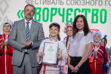 Москва. Заместитель государственного секретаря Союзного государства Виктор Сиренко (слева на первом плане) на гала-концерте фестиваля Союзного государства `Творчество юных` в Зале Полководцев Музея Победы на Поклонной горе.