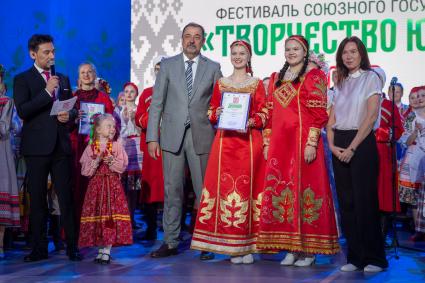 Москва. Певец Руслан Алехно (сдева) и заместитель государственного секретаря Союзного государства Виктор Сиренко (в центре) на гала-концерте фестиваля Союзного государства `Творчество юных` в Зале Полководцев Музея Победы на Поклонной горе.