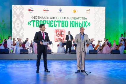 Москва. Певец Руслан Алехно и первый заместитель председателя комитета Государственной Думы РФ по развитию гражданского общества, вопросам общественных и религиозных объединений Николай Бурляев (слева направо) на гала-концерте фестиваля Союзного государства `Творчество юных` в Зале Полководцев Музея Победы на Поклонной горе.