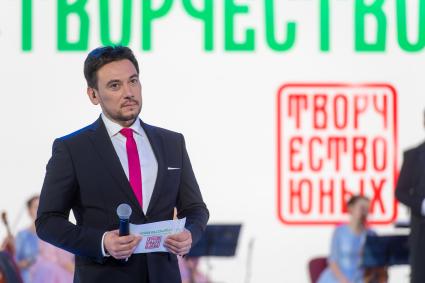 Москва. Ведущий Руслан Алехно на гала-концерте фестиваля Союзного государства `Творчество юных` в Зале Полководцев Музея Победы на Поклонной горе.