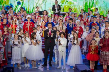 Москва. Ведущий Руслан Алехно (в центре) на гала-концерте фестиваля Союзного государства `Творчество юных` в Зале Полководцев Музея Победы на Поклонной горе.