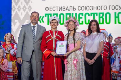 Москва. Заместитель государственного секретаря Союзного государства Виктор Сиренко (слева) на гала-концерте фестиваля Союзного государства `Творчество юных` в Зале Полководцев Музея Победы на Поклонной горе.