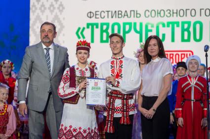 Москва. Заместитель государственного секретаря Союзного государства Виктор Сиренко (слева) на гала-концерте фестиваля Союзного государства `Творчество юных` в Зале Полководцев Музея Победы на Поклонной горе.